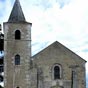 L'église Saint-Gilles et Saint-Leu de Raveau. Cette église romane date de la fin du XIe siècle. De plan rectangulaire, son Clocher est carré, couvert d’une flèche en ardoises, abside en cul-de-four. Le Portail est daté de 1052. Une statuette de Saint-Anto